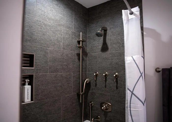 Lomas Luxury Rockford