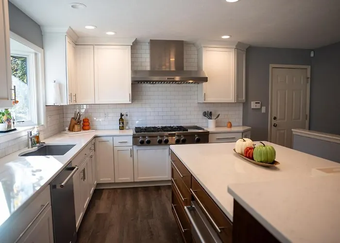 Lomas Luxury * Rockford