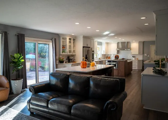 Lomas Luxury Rockford