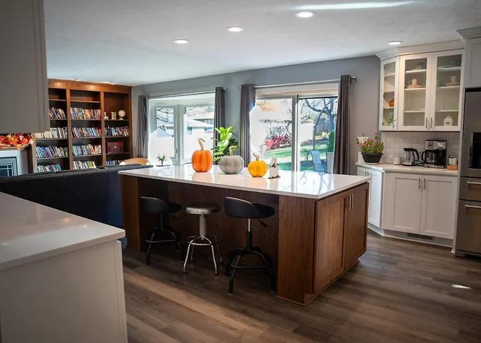Lomas Luxury * Rockford